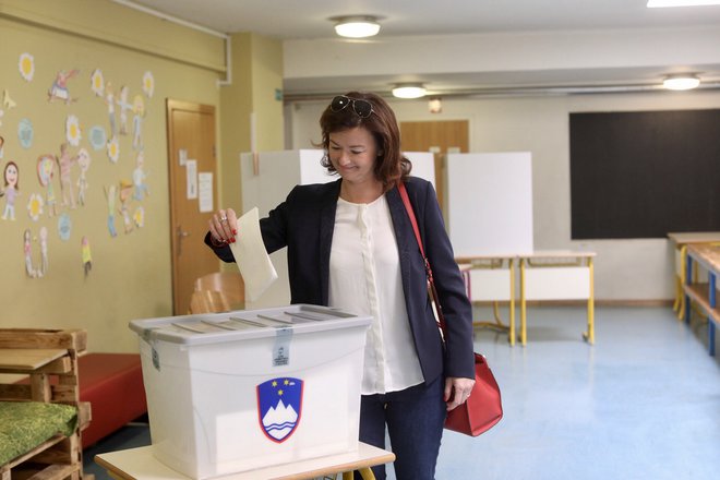 Tanja Fajon ob oddaji svojega glasu. FOTO: Voranc Vogel/Delo