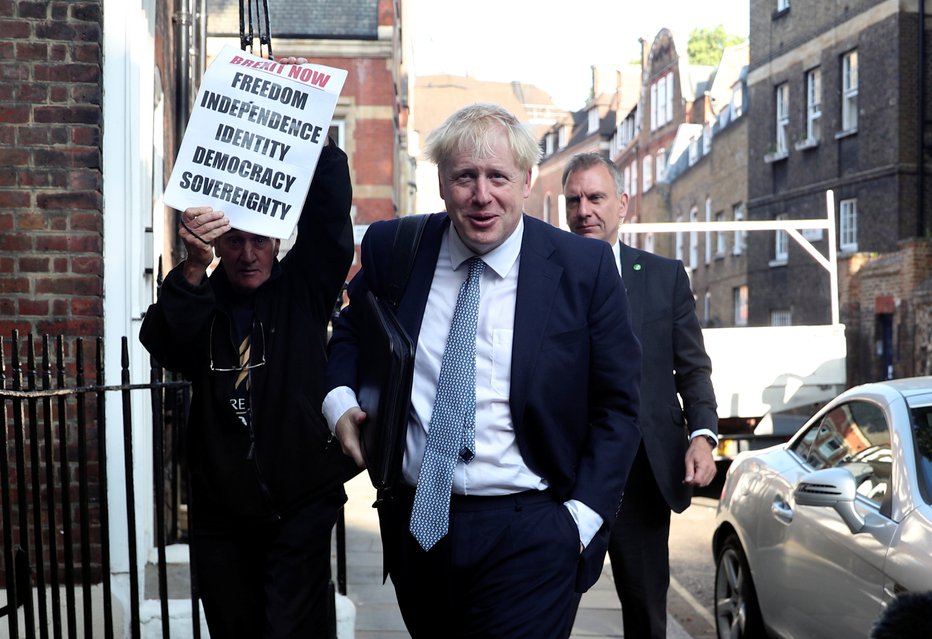 Fotografija: Boris Johnson bo jutri tudi uradno prevzel vodenje britanske vlade. FOTO: Hannah McKay/Reuters