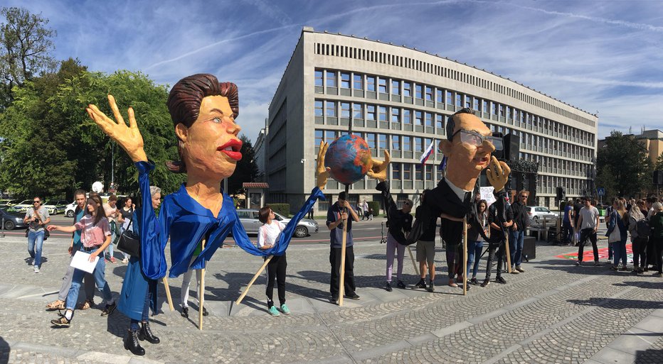 Fotografija: Ministrica za infrastrukturo Alenka Bratušek in premier Marjan Šarec sta bila prisotna le kot lutki. FOTO: Jože Suhadolnik/Delo