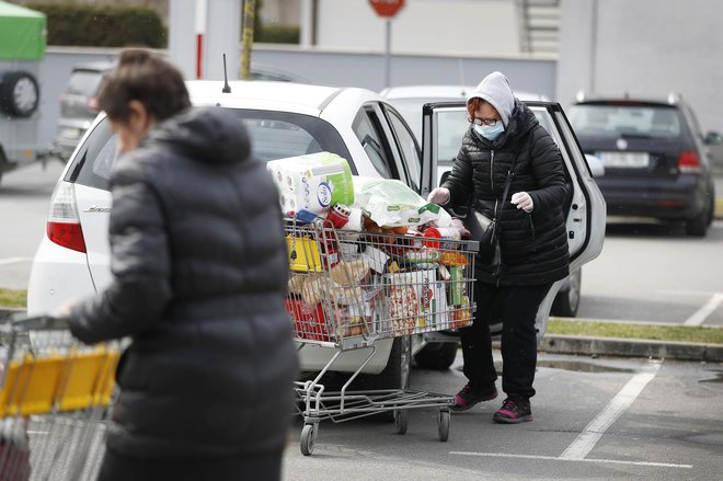 Nakupovanje v trgovinah je po novem med 8. in 10. uro zjutraj omogočeno samo tako imenovanim ranljivim skupinam. FOTO: Leon Vidic/Delo