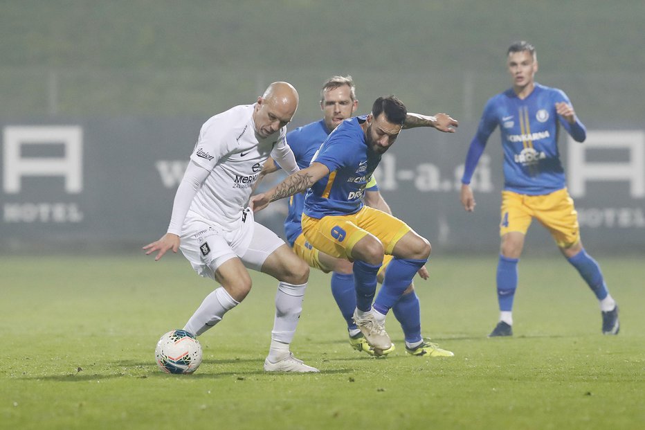 Fotografija: Mitja Lotrič (v modrem dresu) je prinesel zmago Celjanov v Ljubljani. FOTO: Leon Vidic