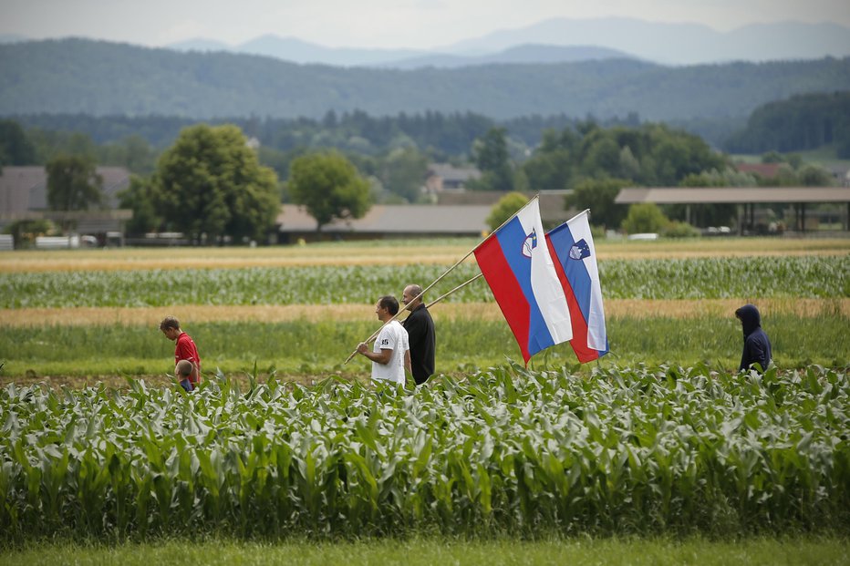 Fotografija: Šport in navijanje pri Slovencih lahko praktično edino odpravi delitve. FOTO: Jure Eržen/Delo