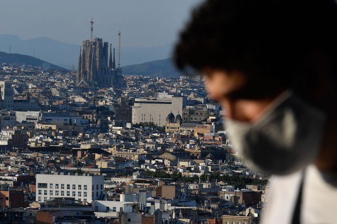 Španski El País je objavil svojo raziskavo, ki trdi, da bi lahko bil smrtni davek zaradi koronavirusa za kar 60 odstotkov višji, kot so uradni podatki. FOTO: Pau Barrena/AFP