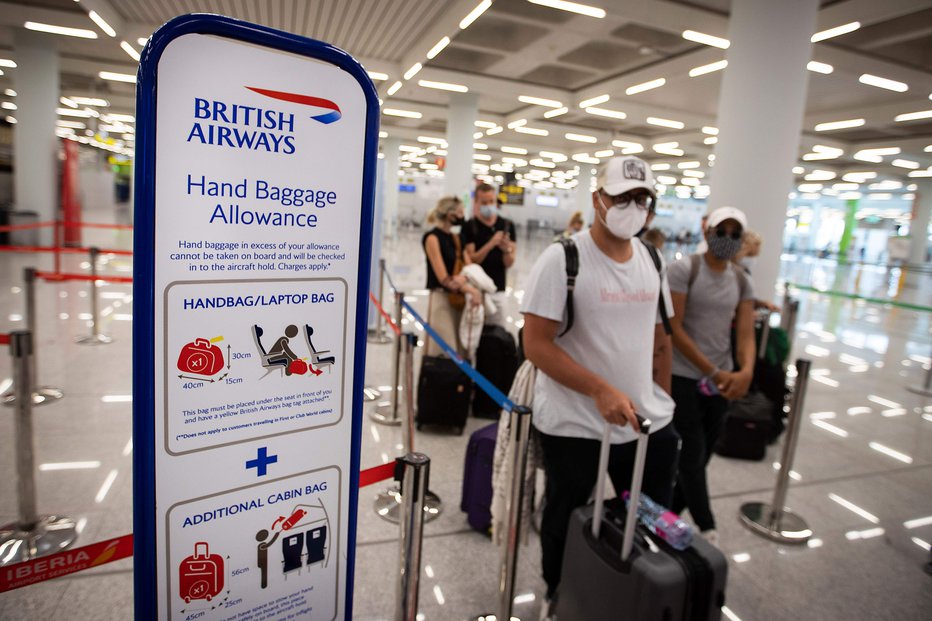 Fotografija: Potniki v pričakovanju poleta med Palmo de Mallorco in Londonom. FOTO: Jaime Reina/AFP