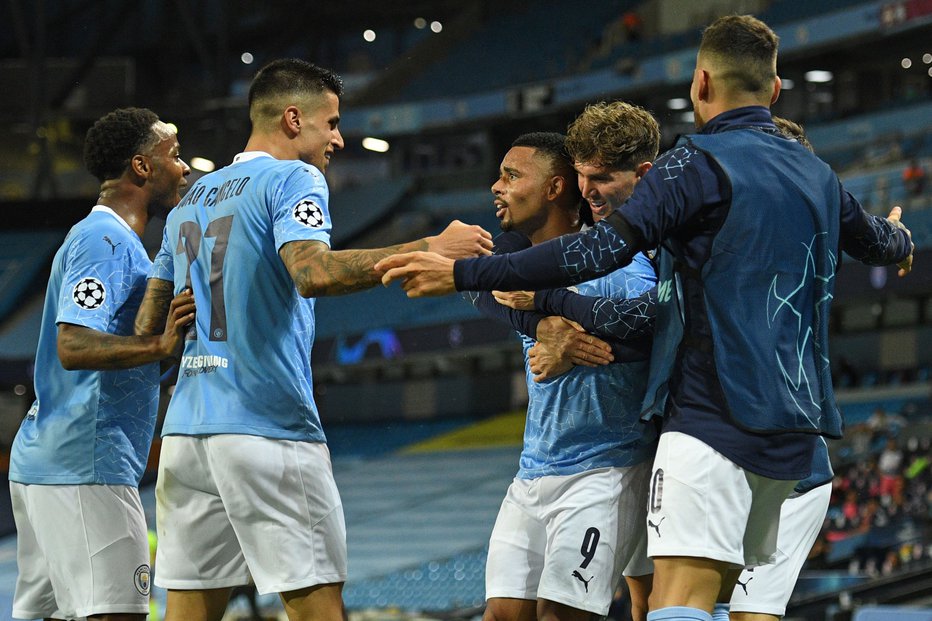 Fotografija: Nogometaši Manchester Cityja so se takole veselili zaslužene uvrstitve v četrtfinale lige prvakov. FOTO: Oli Scarff/AFP