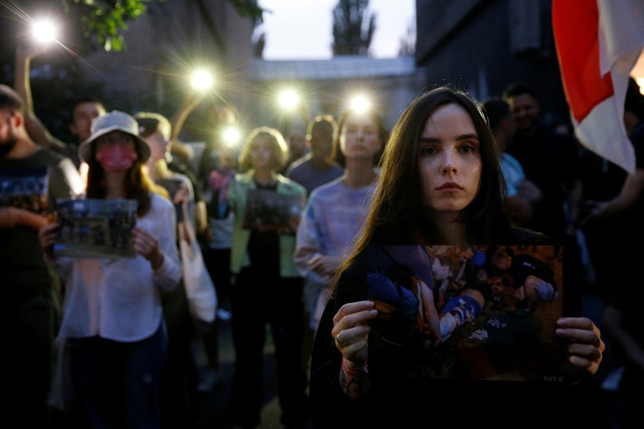 Fotografija: Protesti v Minsku in drugod po Belorusiji potekajo od nedelje, ko so najprej objavili rezultate vzporednih volitev, sledila je še objava uradnih. Sodeč po teh je Aleksander Lukašenko osvojil 80 odstotkov glasov. FOTO: Valentin Ogirenko/Reuters