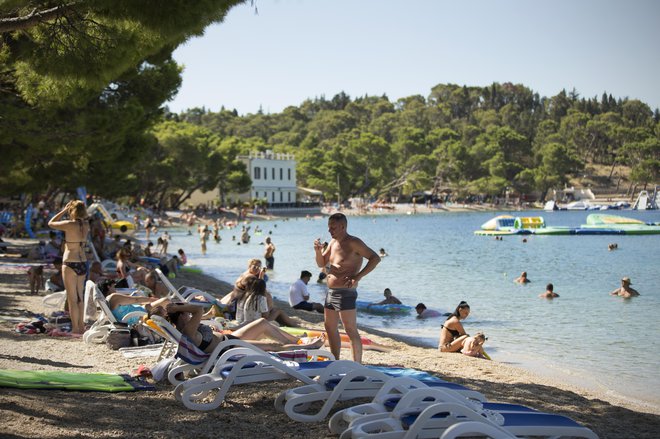 Na plaži v Makarski ni videti posledic epidemije. FOTO: Jure Eržen/Delo