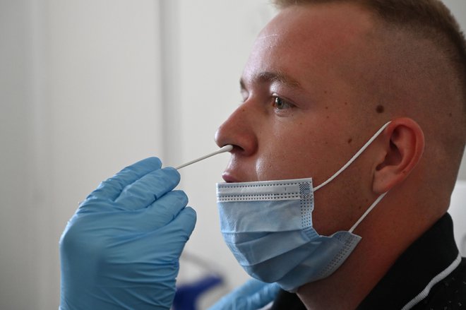 Testiranje na novi koronavirus v bolnišnici Kutvogyi v Budimpešti. FOTO: Attila Kisbenedek/Afp