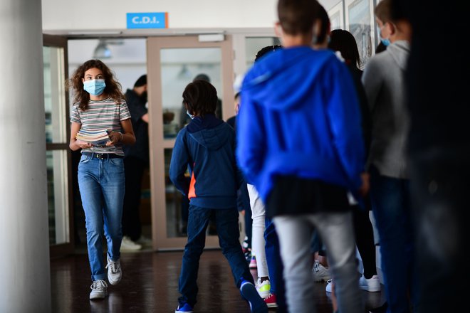 Začetek novega šolskega leta v eni izmed srednjih šol v Parizu. FOTO: Martin Bureau/Afp