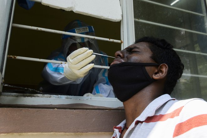 Indija je v zadnjem času močno okrepila testiranje. FOTO: Noah Seelam/AFP