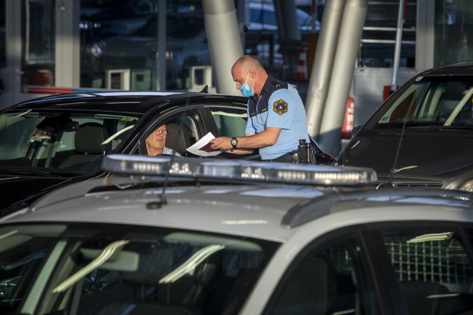 Fotografija: Evropska komisija v povezavi z obravnavo ljudi, ki prihajajo z rdečih območij, poudarja, da nobena članica ne bi smela zavrniti vstopa nobenemu državljanu EU, in priporoča, naj bo prednostni ukrep testiranje, ne karantena. FOTO: Voranc Vogel/Delo