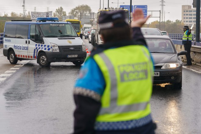 Policija nadzira avtoceste. FOTO: Cesar Manso/AFP