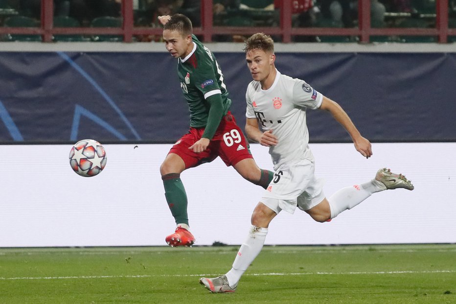 Fotografija: Zvezdnik novega nemškega nogometnega vala Joshua Kimmich je zabil gol odločitve za Bayernovo zmago v Moskvi. FOTO: Maksim Šipenkov/AFP