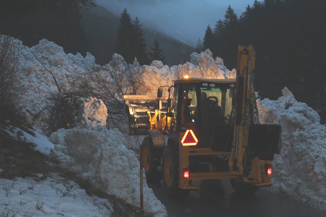 Cesta je zaprta, z delovnimi stroji pa poskušajo cesto čim prej očistiti in sprostiti za promet. FOTO: PU Nova Gorica