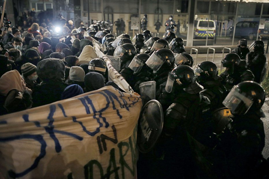 Fotografija: Protestni shod za ohranitev Roga. FOTO: Blaž Samec