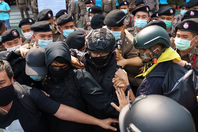 Od novembra so aretirali že na desetine protestnikov. FOTO: Athit Perawongmetha/Reuters