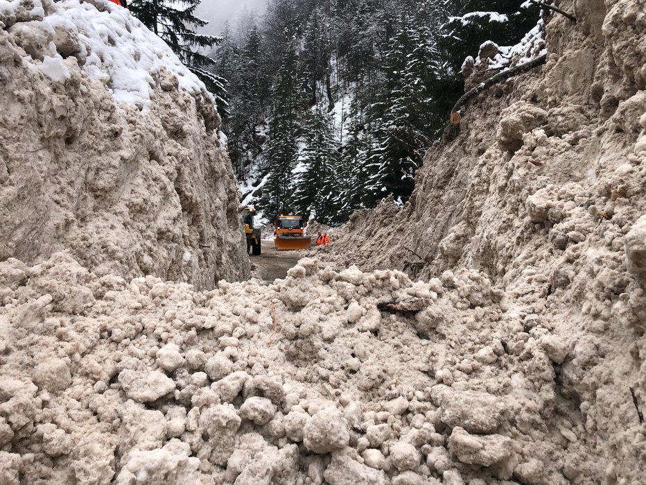 Fotografija: Odstranjevanje snežnega plazu na cesti med Bovcem in Trento. FOTO: Božo Bradaškja