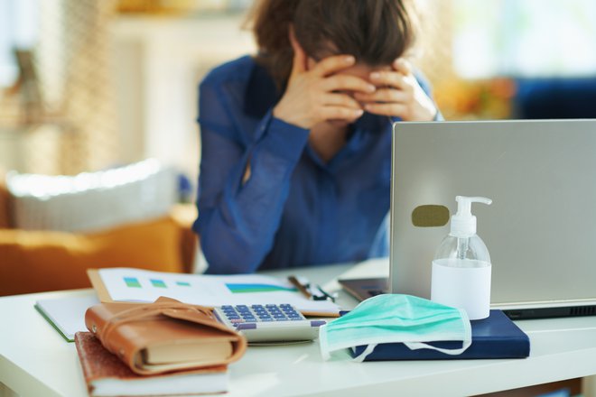 Računalniki se kvarijo, dogovori se sfižijo in e-pošta se izgublja, kar nas spravlja ob živce. FOTO: Centralitalliance/Getty Images