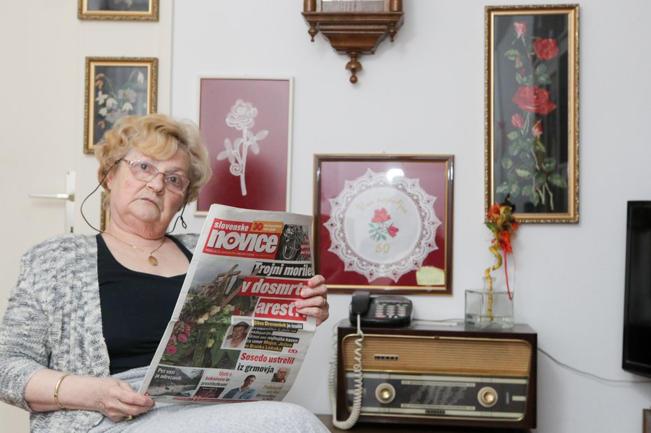 Fotografija: Redno prebere (tudi) zadnjo stran. FOTO: MARKO FEIST