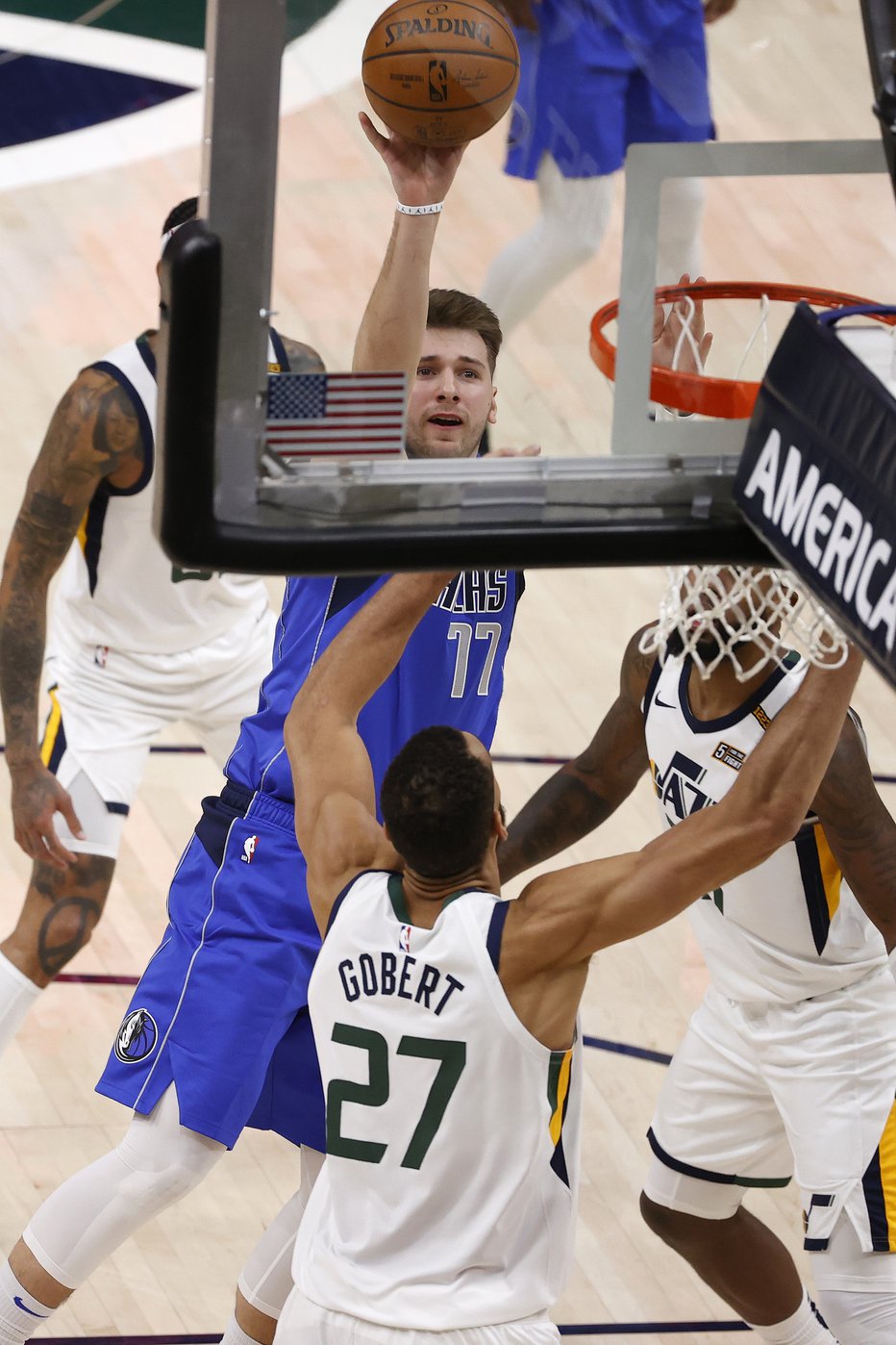 Fotografija: Luka Dončić (77) se je trudil na vso moč, a po tekmi ni bil tako zadovoljen kot Rudy Gobert. FOTO: Jeffrey Swinger/USA Today Sports