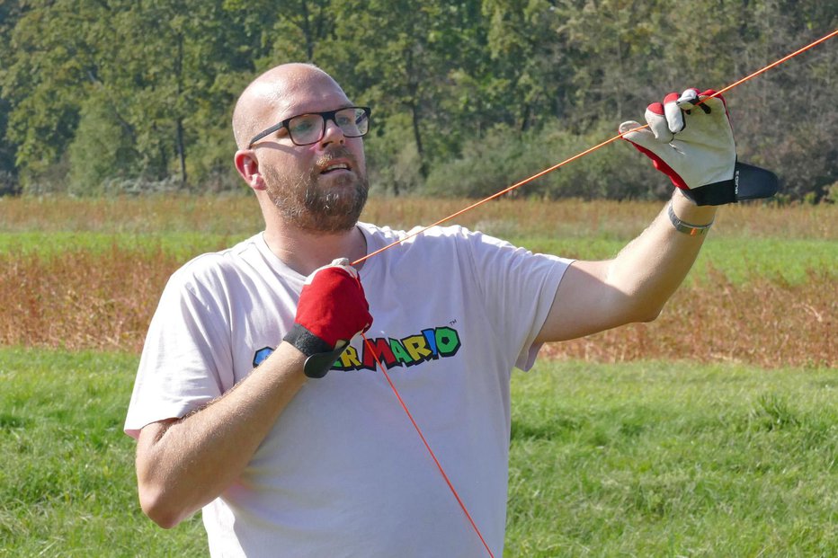 Fotografija: Janez Vizjak pri letenju z zmajem Foto: Primož Hieng