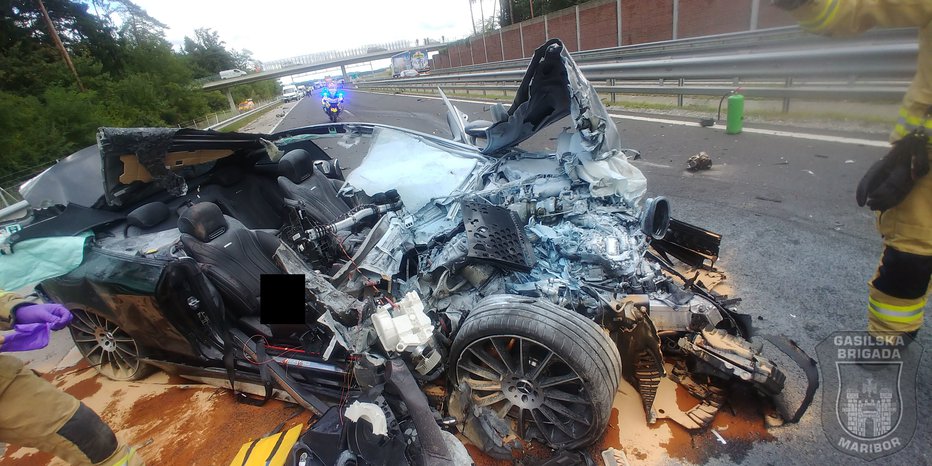 Fotografija: Ostanki 200.000 evrov vrednega mercedesa FOTO: GB Maribor