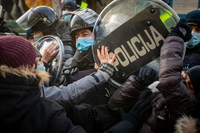 Praznjenje tovarne Rog FOTO: VORANC VOGEL