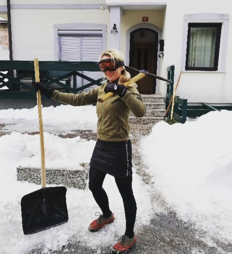 Fotografija: Priljubljena televizijka se vsega loti po svoje, tudi obračuna s snegom in ledom. FOTO: Instagram