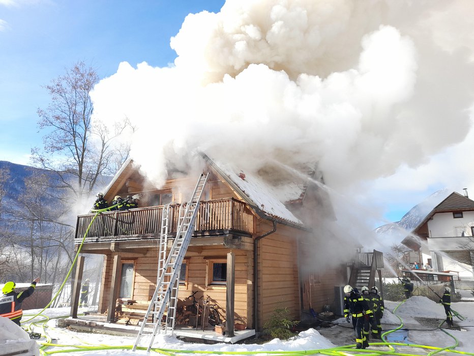 Fotografija: Začelo naj bi se v pritličju. FOTO: GZ Bovec