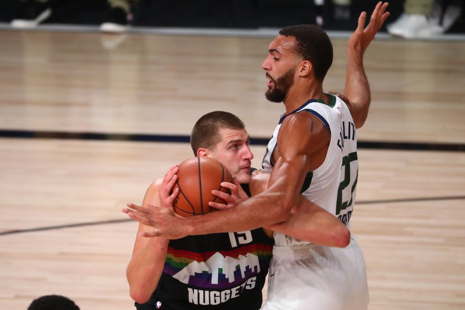 Fotografija: Nikola Jokić (levo) se vedno potrudi v dvobojih s Francozom Rudyjem Gobertom (desno).
FOTO: Kim Klement/USA Today Sports