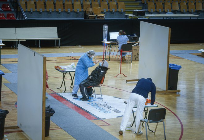 Množično testiranje zaposlenih v šolstvu. FOTO: Jože Suhadolnik, Delo