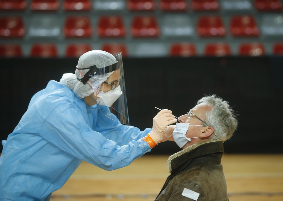 Fotografija: Množično testiranje zaposlenih v šolstvu. FOTO: Jože Suhadolnik, Delo