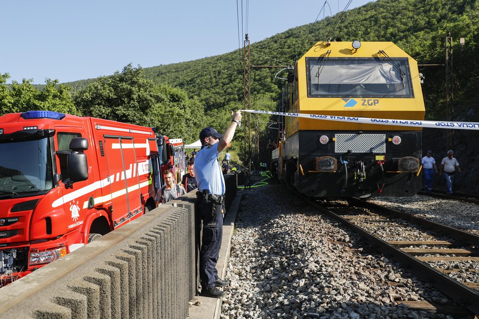 Fotografija: Odstranjevanje posledic žalezniške nesreče v predoru Hrastovlje v Hrastovljah. FOTO: Uroš Hočevar, Kolektiffimages