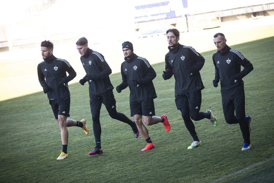 Fotografija: Maribor se je po vrnitvi iz Turčije in dnevu počitka včeraj vrnil v trening, a še brez trenerja Maura Camoranesija in napadalca Jana Mlakarja. FOTO: Jure Banfi/Sobotoainfo