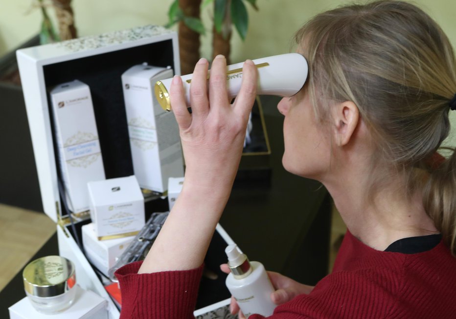 Fotografija: Številne dejavnosti se po napovedih odpirajo, a ob testiranju zaposlenih in očitno v nekaterih dejavnostih tudi strank. FOTO: Dejan Javornik