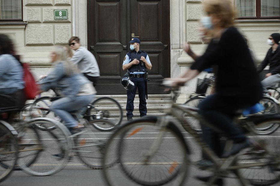 Fotografija: Protestniki s kolesarjenjem v središču mesta izkazujejo nestrinjanje z aktualno vladno politiko. Fotografija je nastala maja 2020. FOTO: Jure Eržen, Delo