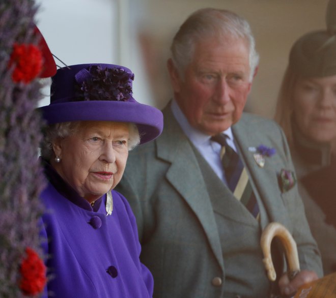 Charlesa so posneli, ko je brez majice smučal na vodi. FOTO: Russell Cheyne/Reuters