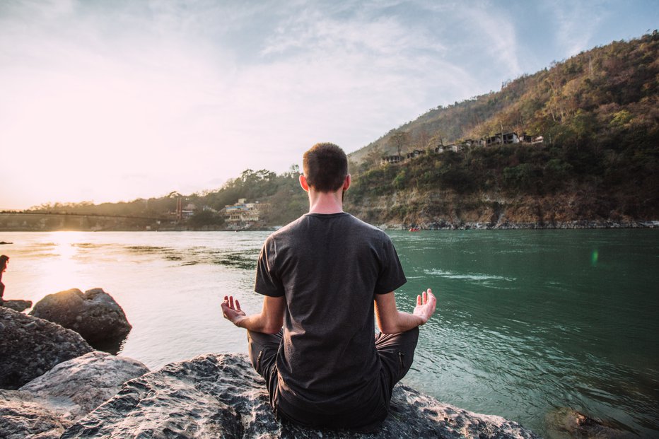 Fotografija: Tisti z ribjim ascendentom se lahko umirijo z meditacijo. FOTO: Nazar Rybak/Getty Images