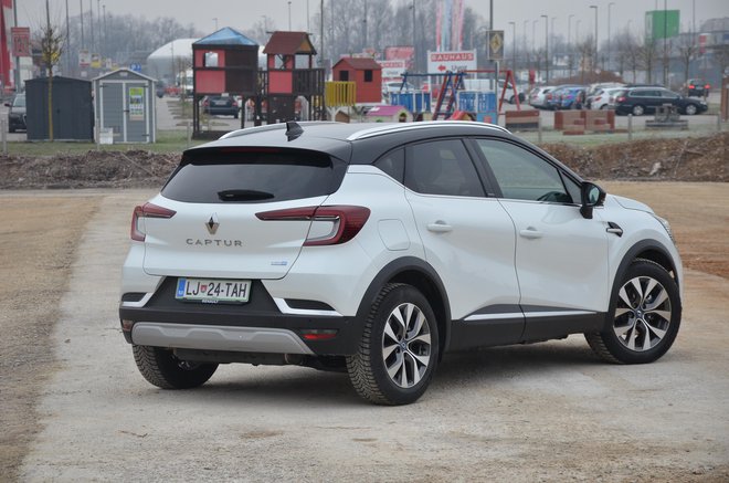 Captur se v tej izvedbi ne razlikuje bistveno od klasične bencinske, je pa očem skrita izpušna cev. Napis plug in hybrid izdaja, da gre za priključni hibrid. Vratca na desni strani so za električni priključek.