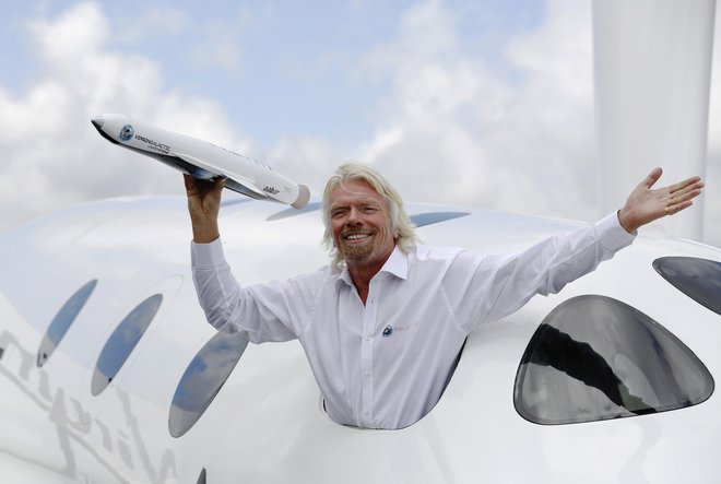 Richard Branson z maketo rakete Launcher One FOTO: Luke Macgregor/Reuters