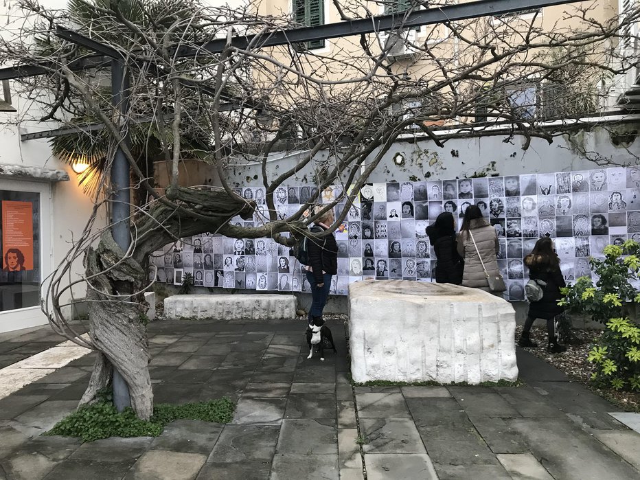 Fotografija: Reprodukcije uničenih slik so zdaj na ogledu v parku Galerije Hermana Pečariča. FOTO: Obalne galerije Piran