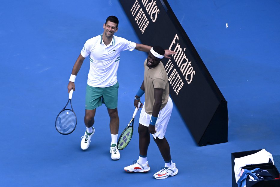 Fotografija: Novak Đoković se je večkrat nasmejal ob taktičnih prijemih Francesa Tiafoeja. FOTO: Jaimi Joy/Reuters