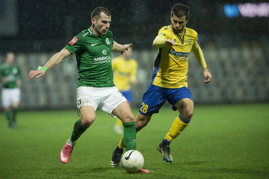 Fotografija: Črnogorec Mihailo Perović (levo), zimska okrepitev Olimpije, je v prvem nastopu takoj zabil svoj prvi in zmagoviti gol za Olimpijo ter pokvaril vrnitev Mitje Vilerja (desno) v matični klub. FOTO: Jure Eržen