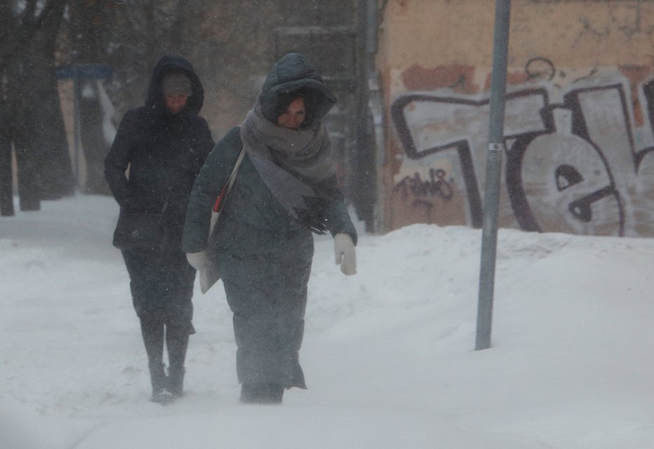 Fotografija: V nekaj več kot enem dnevu naj bi padlo 75 odstotkov količine snega, ki je sicer običajna za ves februar. FOTO: Maxim Shemetov, Reuters