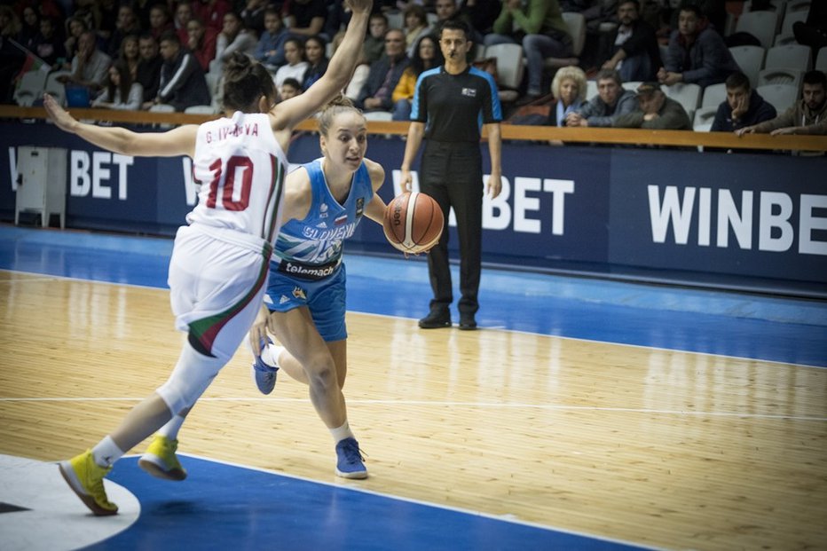 Fotografija: Zala Friškovec reprezentančno in klubsko kakovostno napreduje, igralne ambicije pa segajo tudi onkraj velike luže. FOTO: FIBA