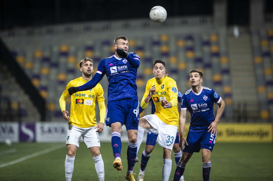 Fotografija: Alexandru Cretu (v skoku) je bil mariborski junak v Domžalah, proti Bravu pa eden od krivcev za le točko Maribora. FOTO: Jure Banfi/Sobotainfo