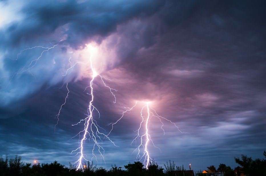 Fotografija: Če gre zaupati napovedi, nas čaka v začetku pomladi nevihtno vreme. FOTO: Shutterstock Photo