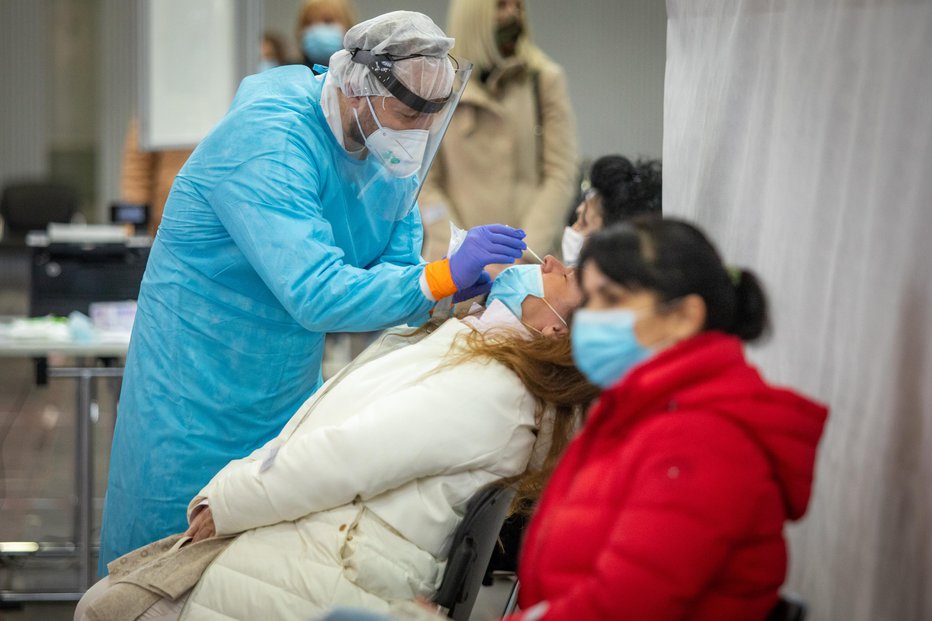 Fotografija: Hitri testi so manj zanesljivi kot laboratorijski, a Černe kljub temu zagovarja njihovo čim bolj množično uporabo. FOTO: Voranc Vogel, Delo