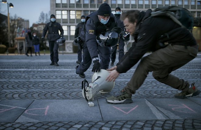 Protest na Trgu republike. FOTO: Blaž Samec, Delo