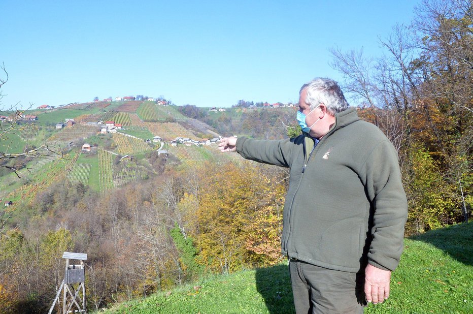 Fotografija: Janez Kukec našteva škodo, ki jo je povzročila zver. FOTOGRAFIJE: Drago Perko